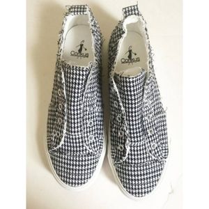Corkys babalu womens 11 comfort Slip-On sneakers canvas Houndstooth black white